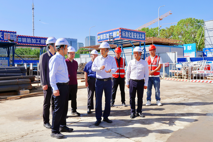 局党委书记、局长李军到xh6388新濠天地控股集团项目检查指导事情并慰问一线职工
